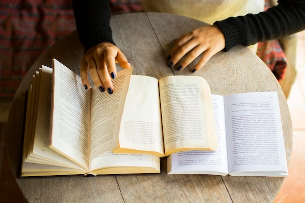 Meisje dat een boek leest