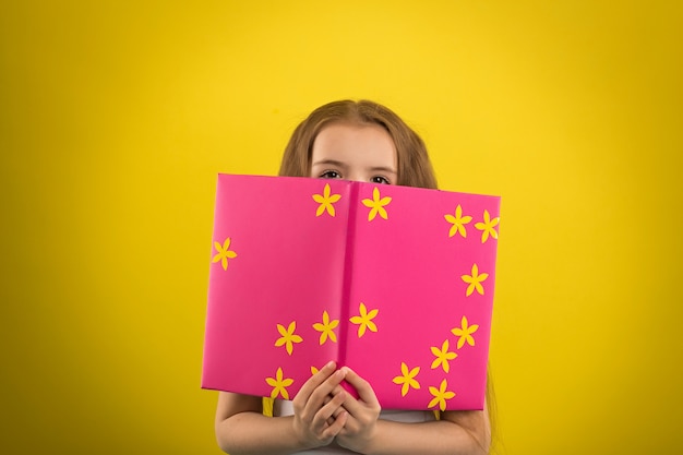 Meisje dat een boek leest