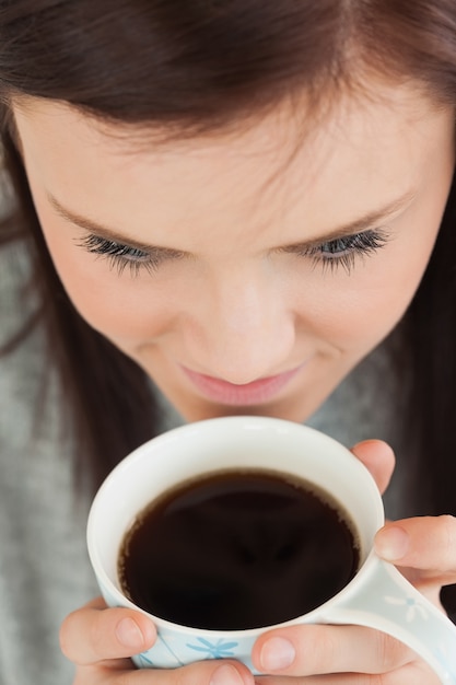 Meisje dat een kop van koffie drinkt