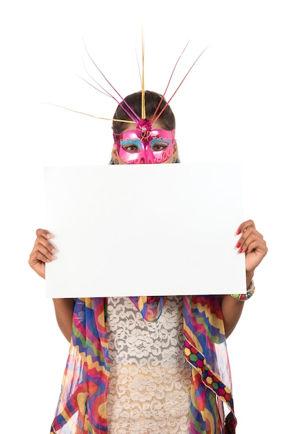Foto meisje dat een masker draagt en witte tekenraad houdt. geïsoleerde portret