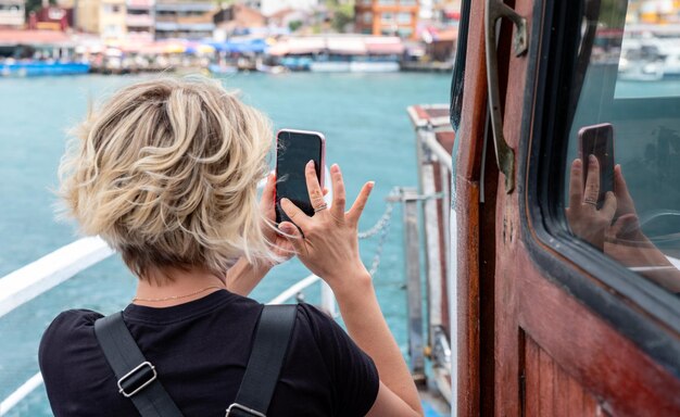 Meisje dat foto's maakt met mobiele telefoon