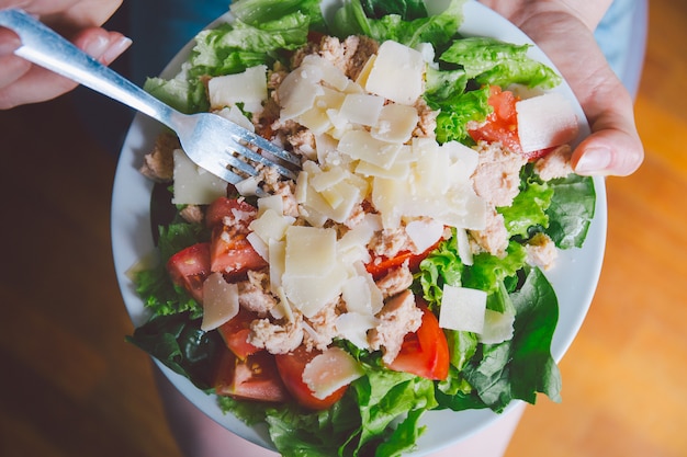 Meisje dat gezonde salade klaar houdt te eten