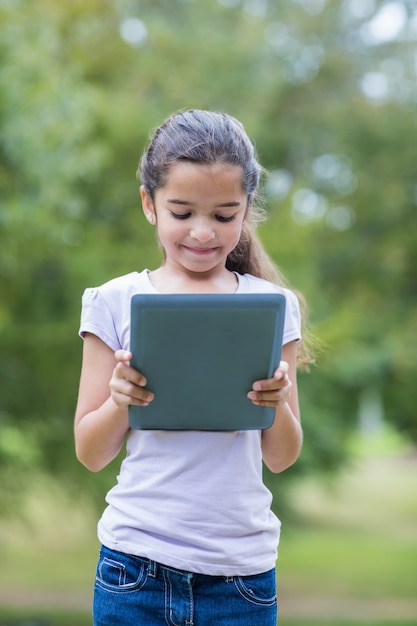 Meisje dat haar tablet gebruikt