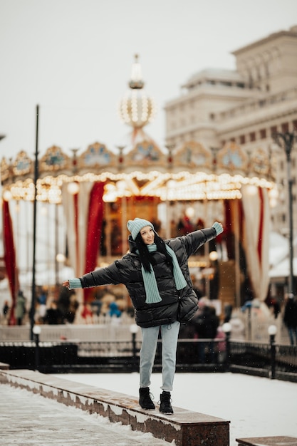 Meisje dat in de kerstmarkt loopt