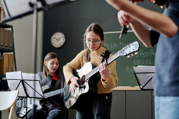 Meisje dat in de schoolband speelt.