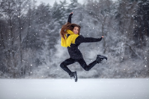 Meisje dat in de sneeuw springt