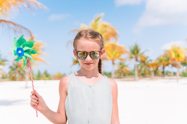 Meisje dat in hoed bij strand tijdens Caraïbische vakantie loopt