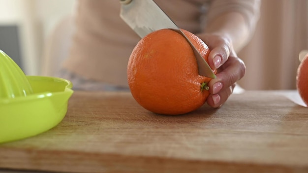 Meisje dat jus d'orange maakt bij keuken