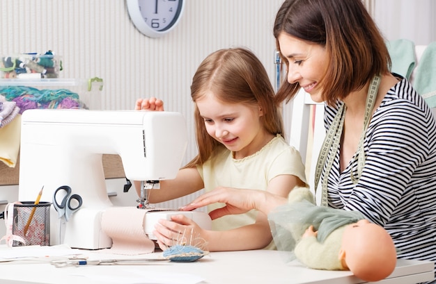 Meisje dat kleding probeert te maken