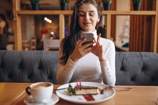 Meisje dat lunch in een koffie heeft