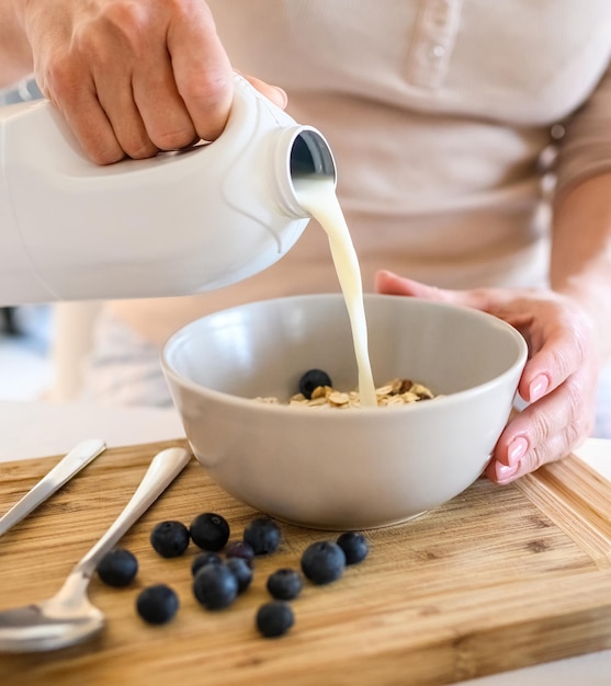 Meisje dat ochtendontbijt met havermout voorbereidt