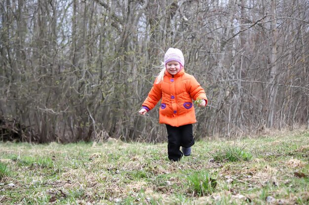 Meisje dat op weide loopt