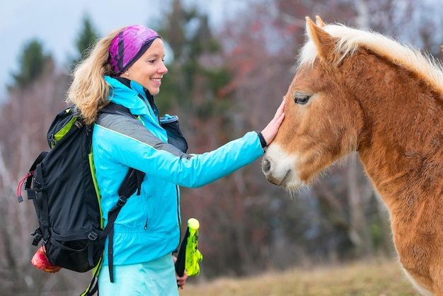 Meisje dat paard aait