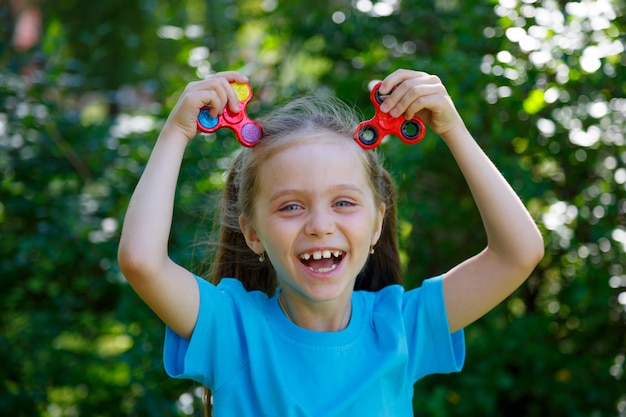 Meisje dat populair fidget spinnerstuk speelgoed houdt