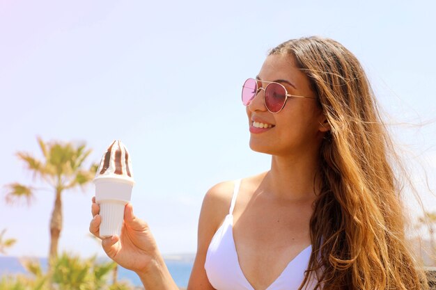 Meisje dat roomijs eet op het strand van Tenerife