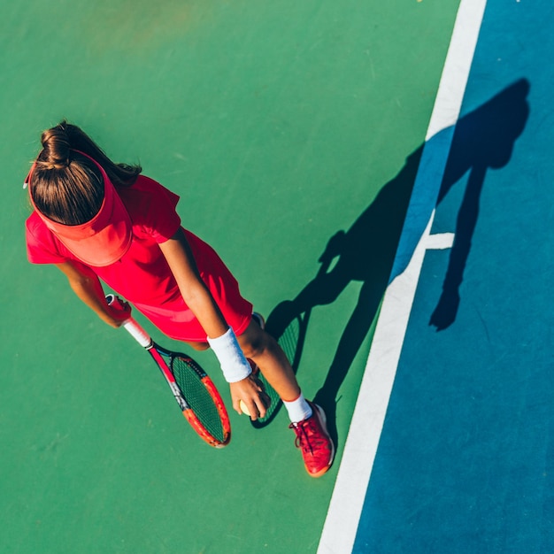 Meisje dat tennis speelt