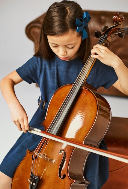 Meisje dat thuis cello leert spelen