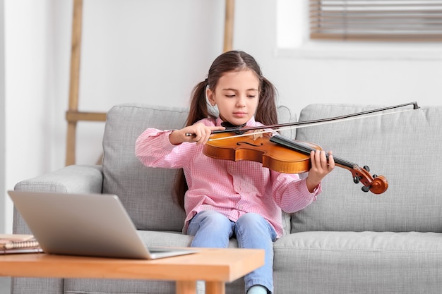 Meisje dat thuis muzieklessen neemt