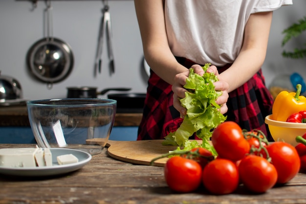 Meisje dat vegetarische salade voorbereidt