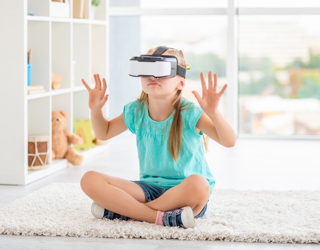 Meisje dat virtual reality-bril draagt