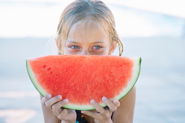 Meisje dat watermeloen eet