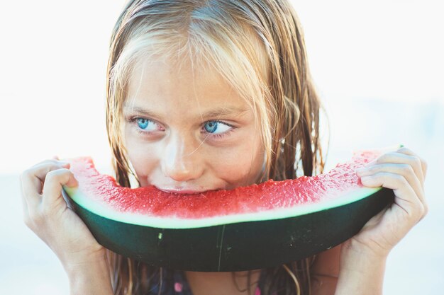 Meisje dat watermeloen eet