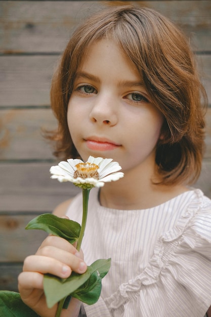 meisje dat witte margriet houdt