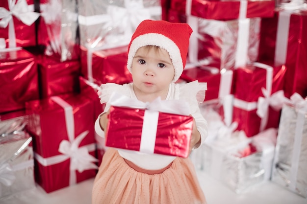 Meisje dat zich door de dozen van de Kerstmisgift bevindt