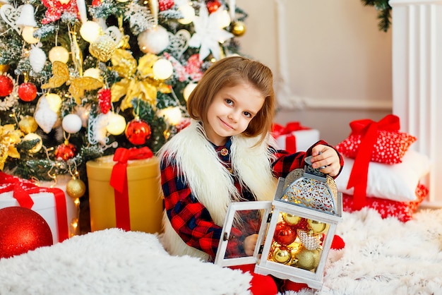 Meisje dichtbij Kerstboom