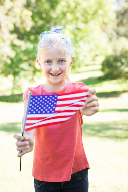 Foto meisje die amerikaanse vlag golven