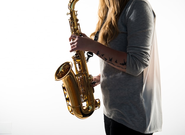 Meisje die de saxofoon spelen