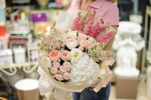 Meisje die een mooi boeket van de bloemen van de roze kleurenlente houden