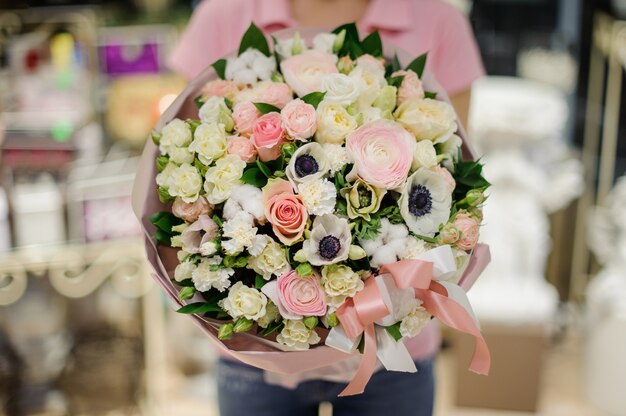 Meisje die een mooi boeket van roze kleuren tedere bloemen houden