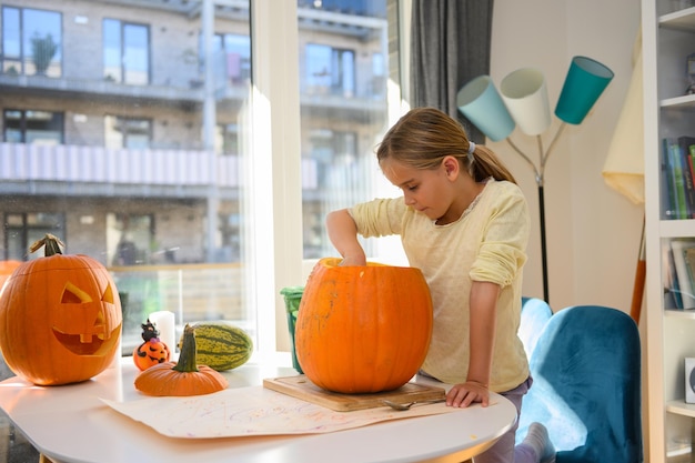 Meisje die halloween-pompoen uitsnijden