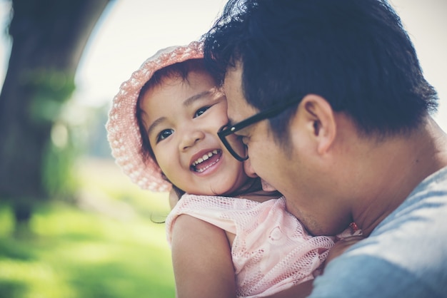 Meisje die hals van haar papa, Vader het spelen met tijd van de dochter de gelukkige familie koesteren.