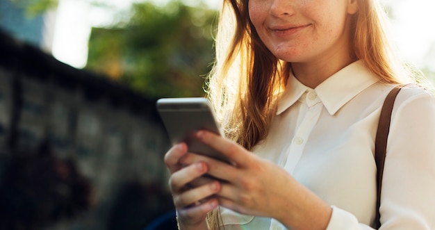 Meisje die het Doorbladeren Telefoonconcept gebruiken