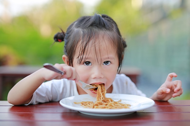 Meisje die Japanse yakisobanoedels eten