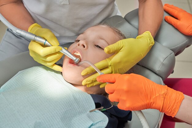 Meisje die tanden in tandheelkundekliniek behandelen.