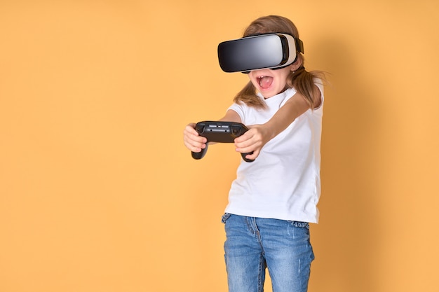 Meisje die VR-hoofdtelefoon versus joystickspel ervaren. Verraste emoties op haar gezicht. Kind gebruikt een gaminggadget voor virtual reality.