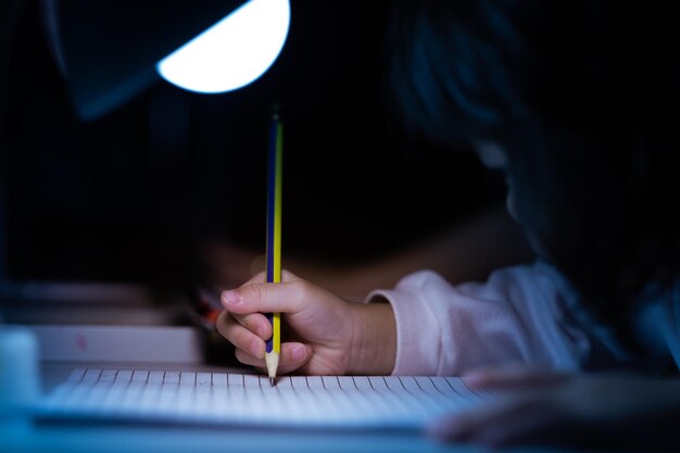 meisje doet huiswerk kind schrijfpapier onderwijsconcept terug naar school