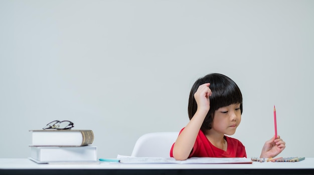 Meisje doet huiswerk kind schrijfpapier onderwijsconcept terug naar school