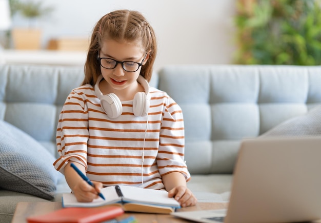 Meisje doet huiswerk of online onderwijs