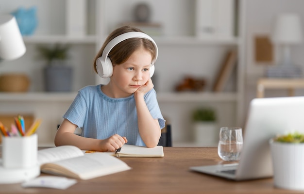 Meisje doet huiswerk of online onderwijs