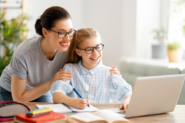 Meisje doet huiswerk of online onderwijs