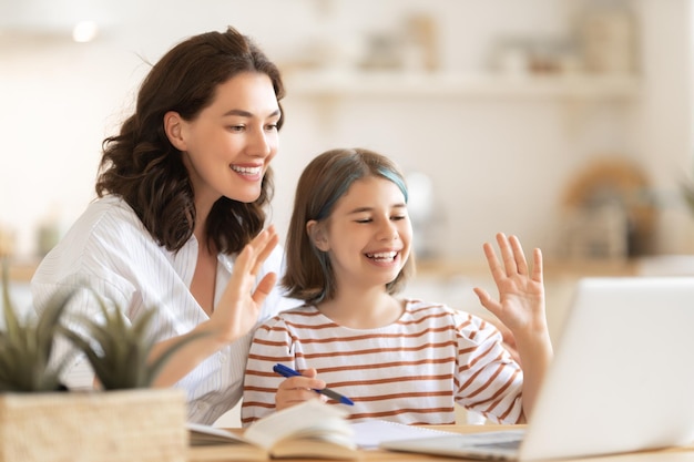 Meisje doet huiswerk of online onderwijs