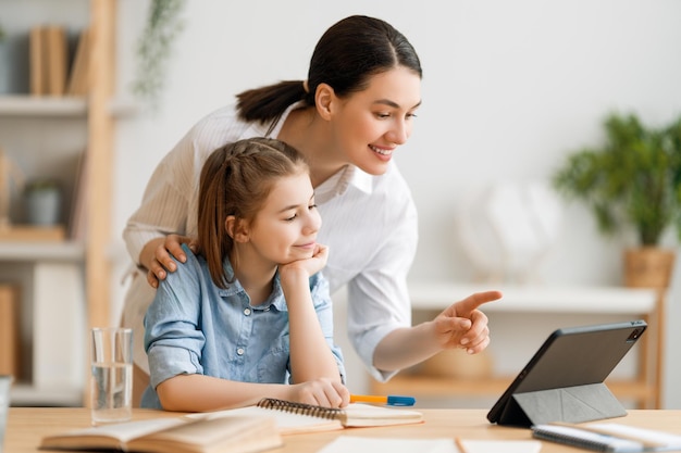 Meisje doet huiswerk of online onderwijs