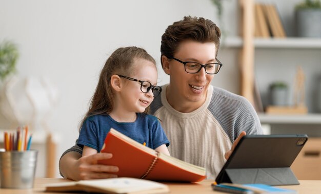 Meisje doet huiswerk of online onderwijs