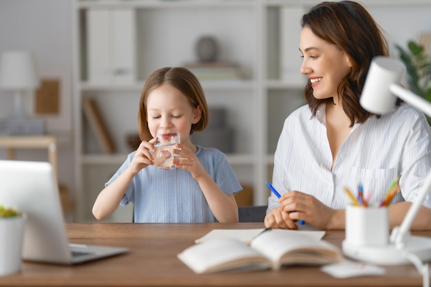 Meisje doet huiswerk of online onderwijs