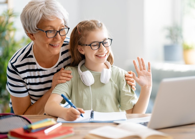 Meisje doet huiswerk of online onderwijs