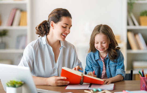 Meisje doet huiswerk of online onderwijs